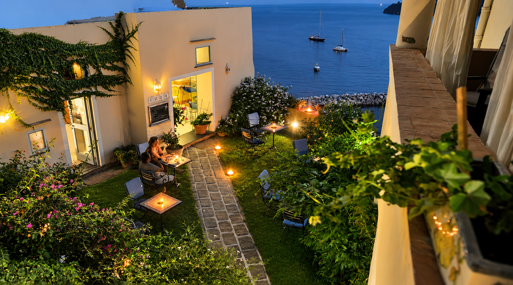 La baia di Corricella a Procida al tramonto