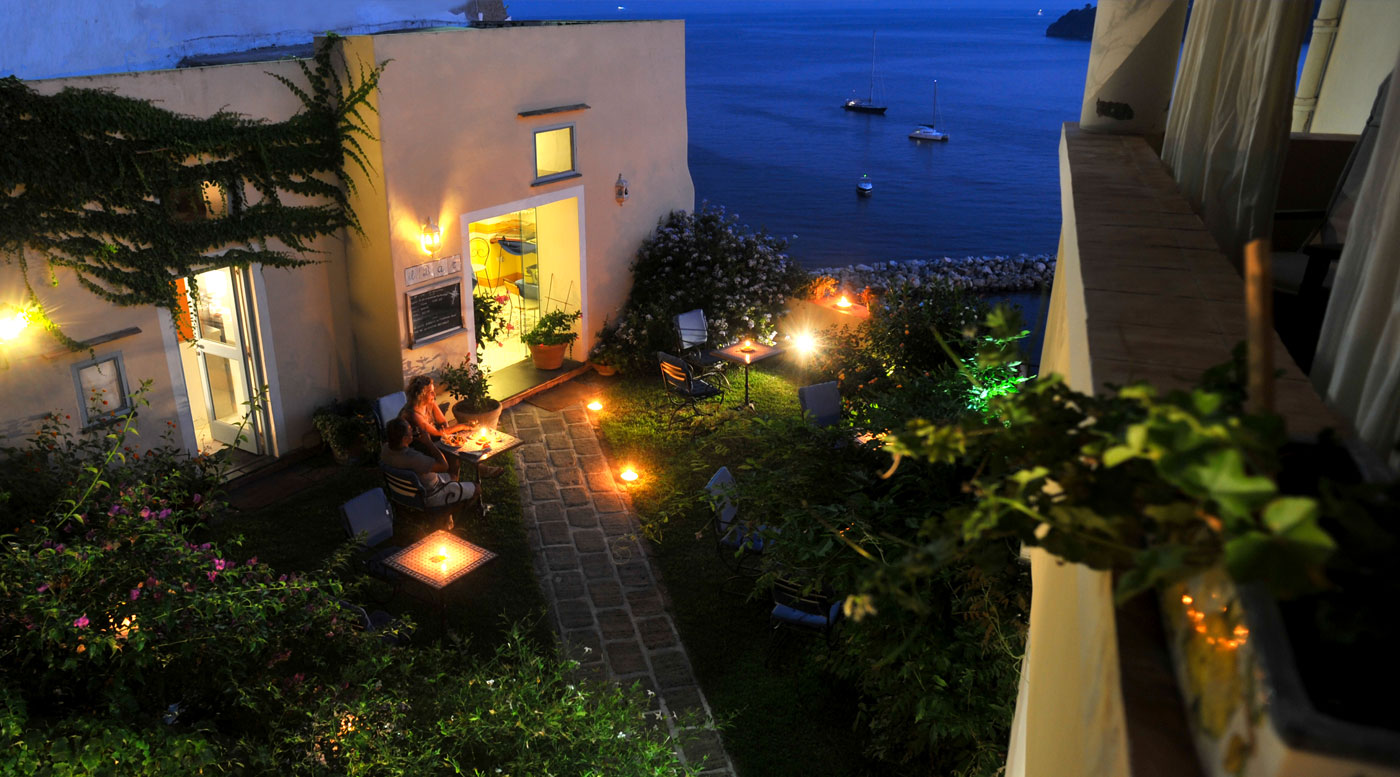 La baia di Corricella a Procida al tramonto